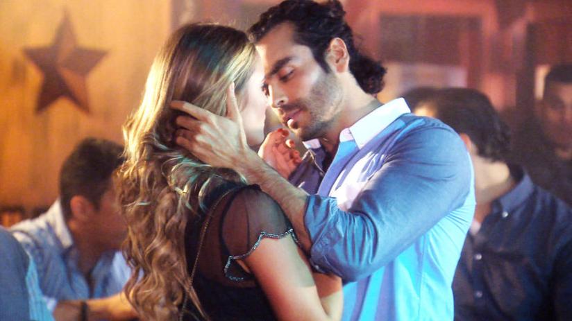 gonzalo-garcia-vivanco-besando-a-kimberly-dos-ramos-tierra-de-reyes7