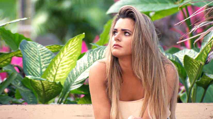 isabella-castillo-pensativa-en-un-jardin-tierra-de-reyes