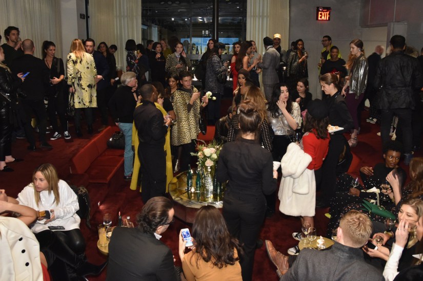 568726933,3523D6414C1464B9549